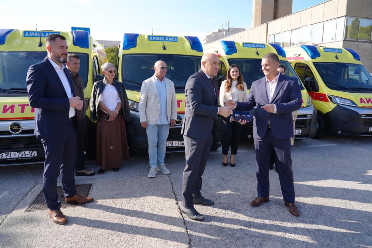 Župan uručio ključeve osam novih vozila hitne medicine