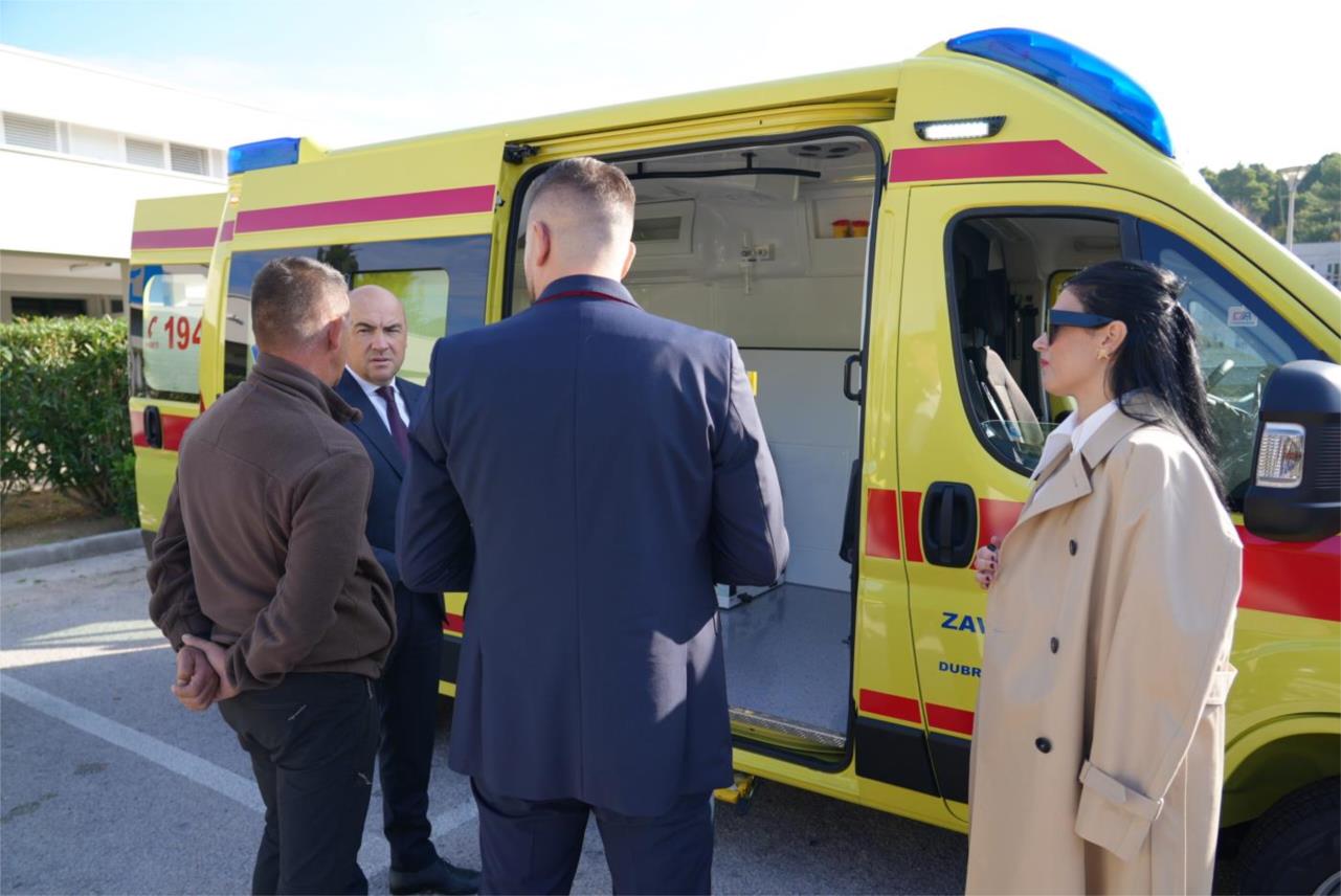 Župan uručio ključeve osam novih vozila hitne medicine