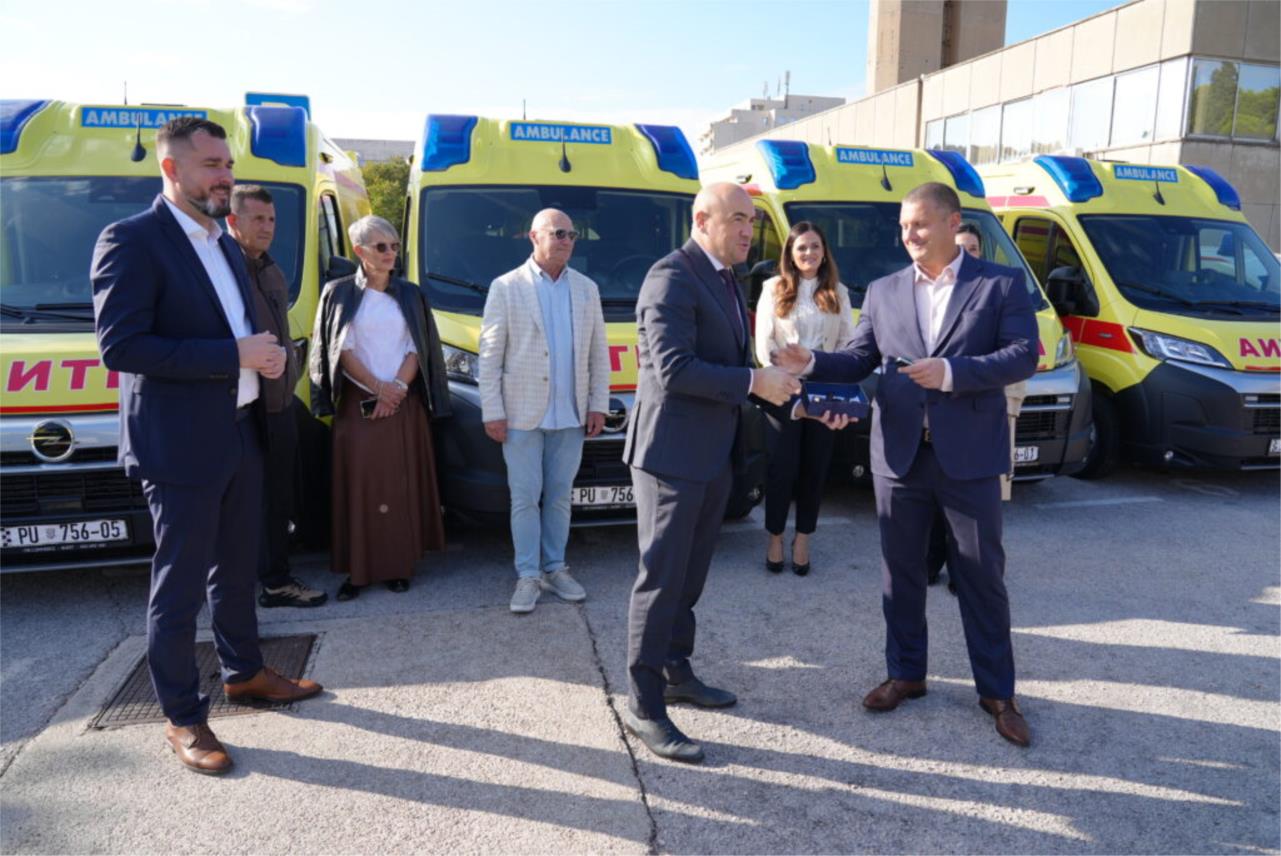 Župan uručio ključeve osam novih vozila hitne medicine