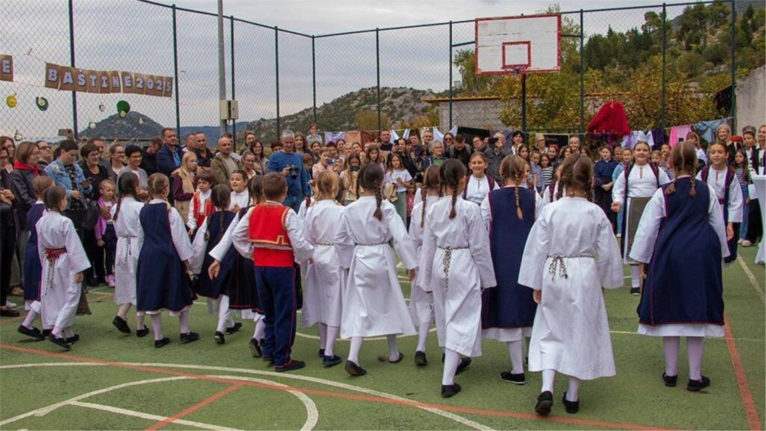 Pročelnica Marević na manifestaciji 'Između kamena i riječi – gomila!'