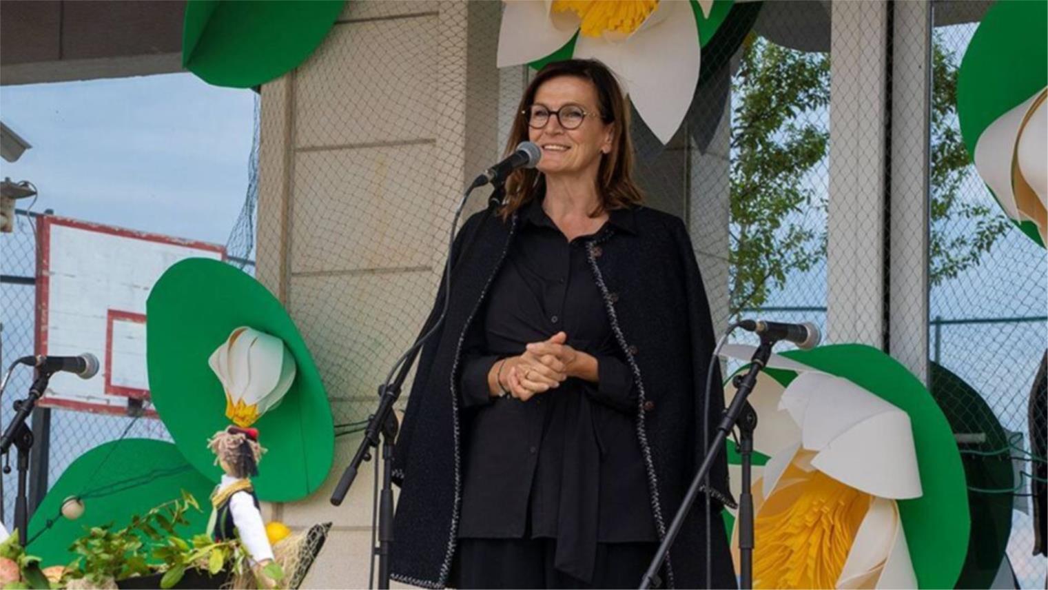 Pročelnica Marević na manifestaciji 'Između kamena i riječi – gomila!'