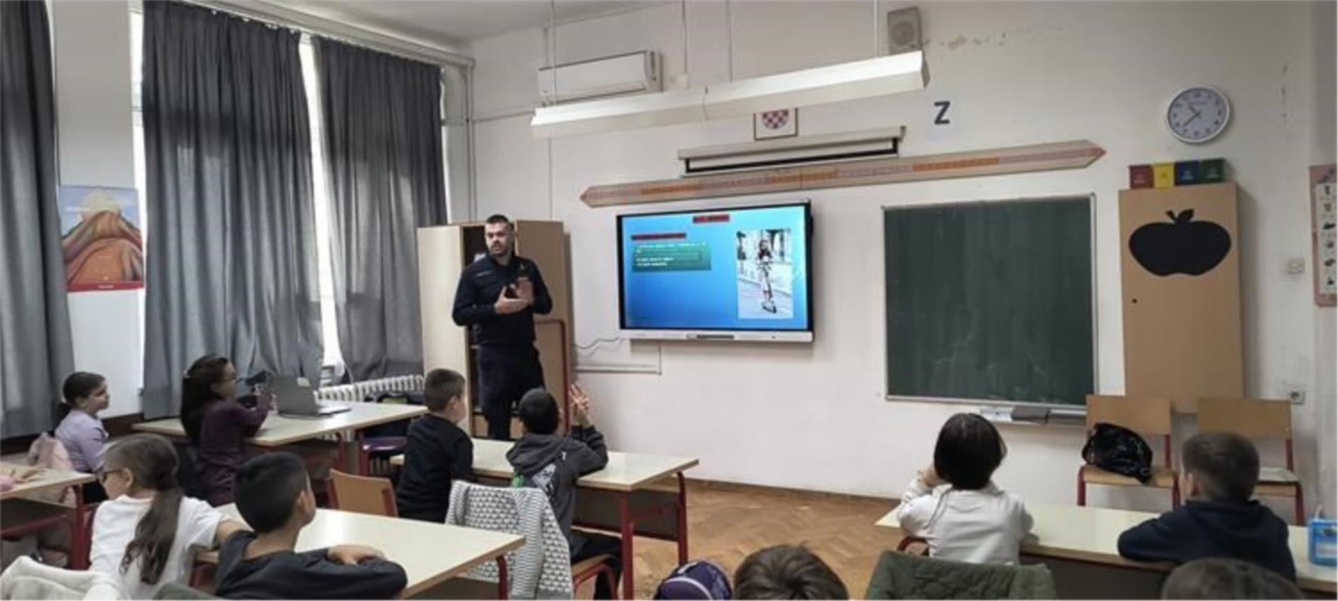 Policija educira učenike o sigurnom ponašanju u prometu Policija educira učenike o sigurnom ponašanju u prometu