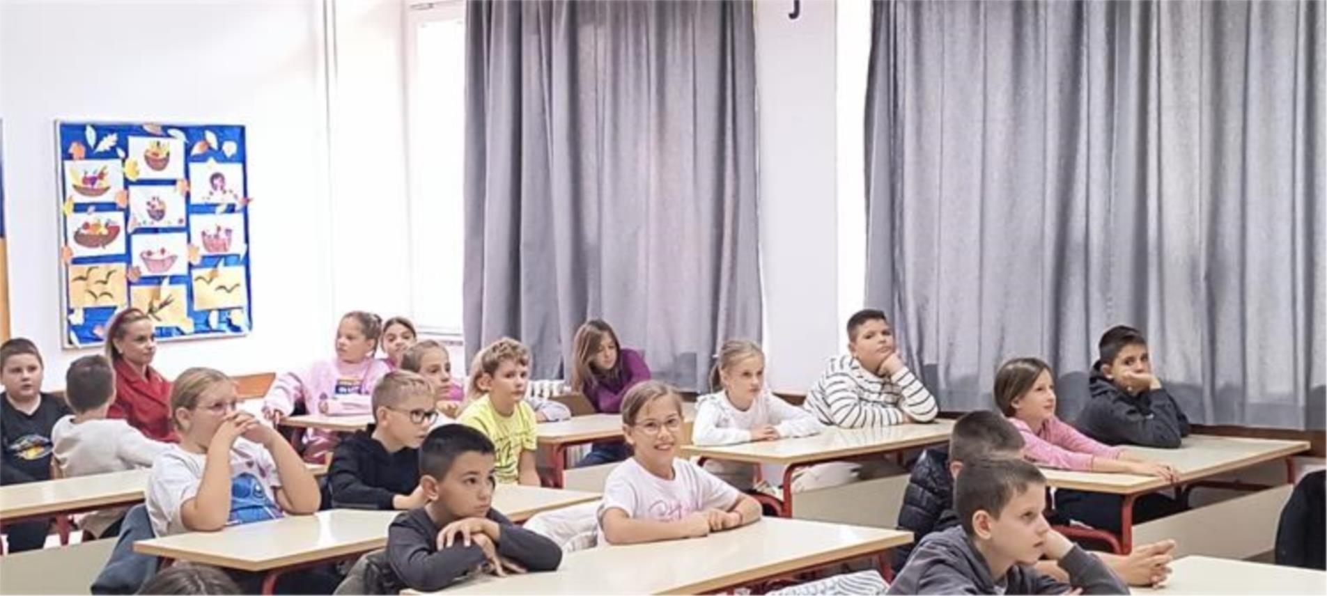 Policija educira učenike o sigurnom ponašanju u prometu Policija educira učenike o sigurnom ponašanju u prometu