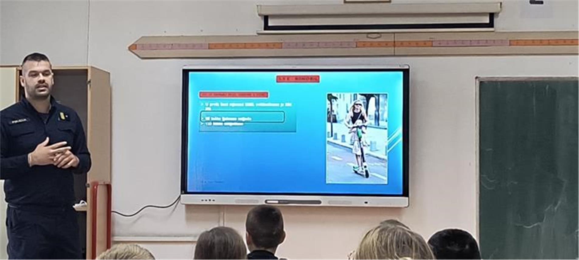 Policija educira učenike o sigurnom ponašanju u prometu Policija educira učenike o sigurnom ponašanju u prometu