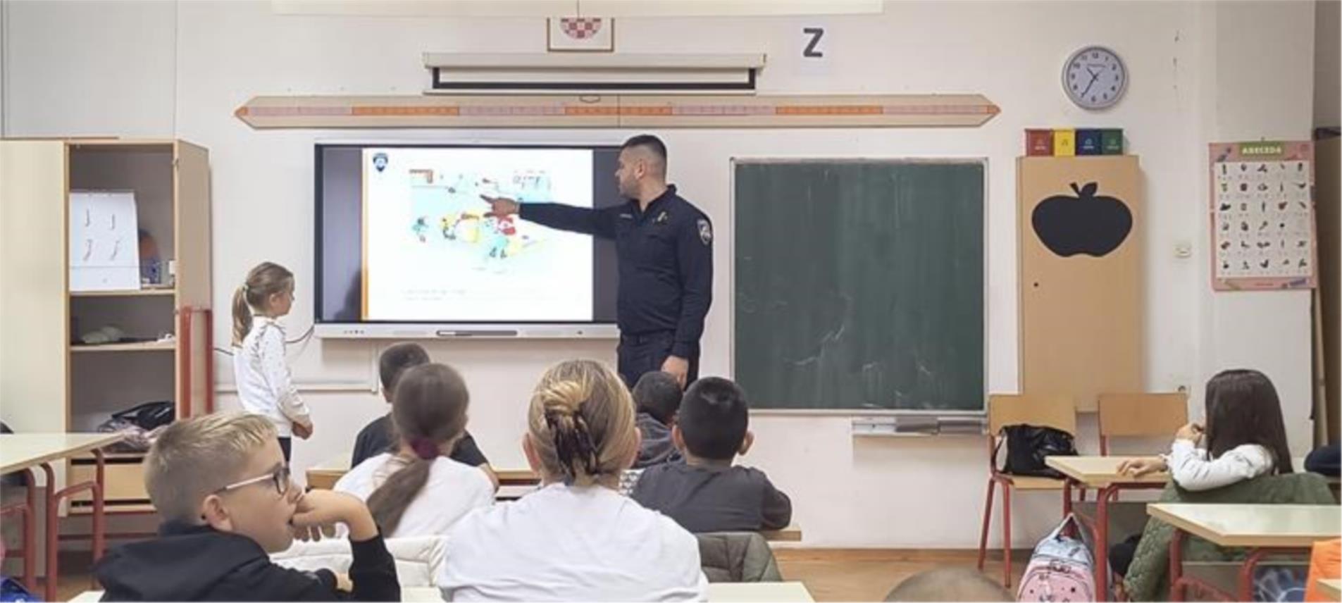 Policija educira učenike o sigurnom ponašanju u prometu Policija educira učenike o sigurnom ponašanju u prometu