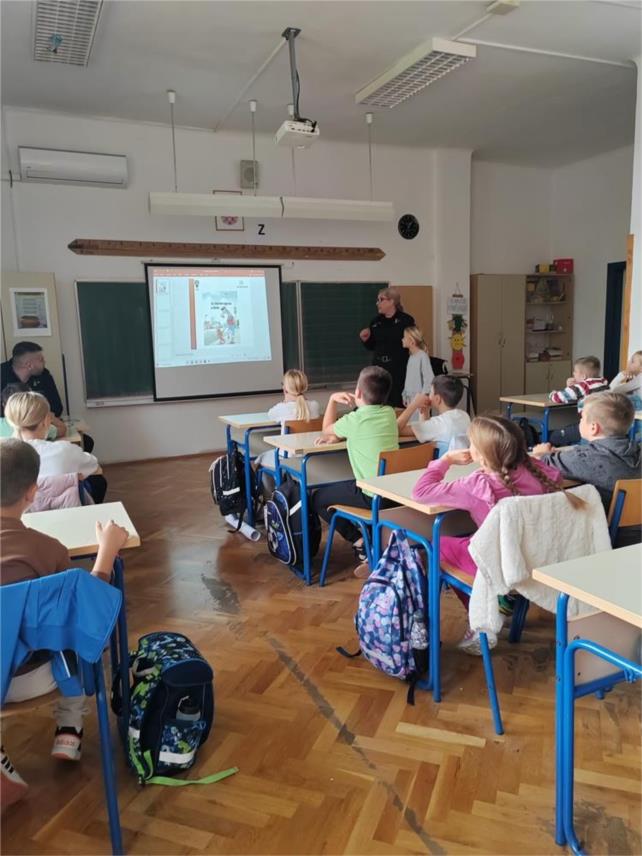 Policija educira učenike o sigurnom ponašanju u prometu Policija educira učenike o sigurnom ponašanju u prometu