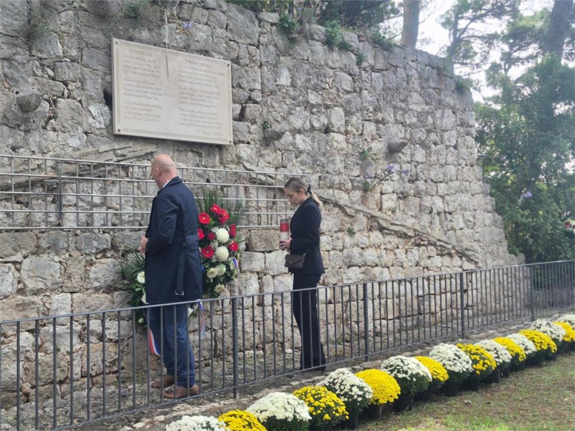 Odana počast nevinim žrtvama na Daksi