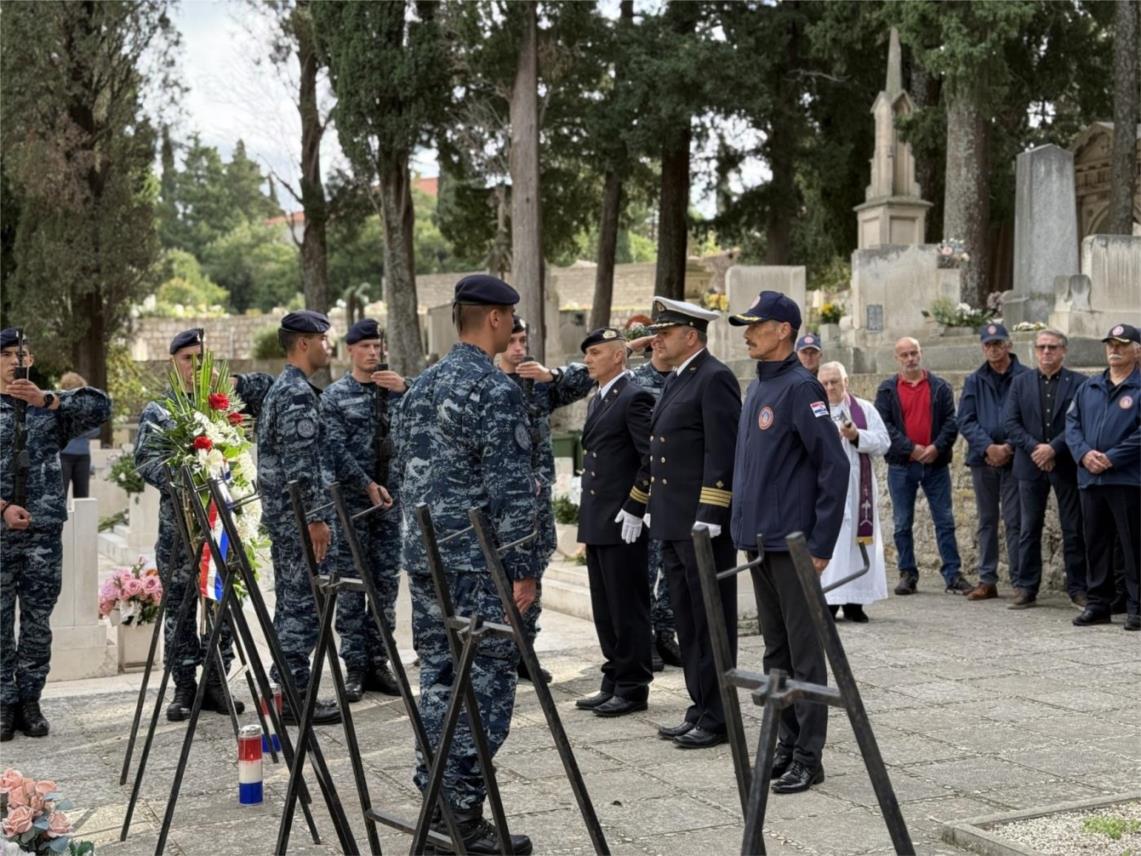 Položeni vijenci povodom 34. obljetnice osnivanja Hrvatske ratne mornarice