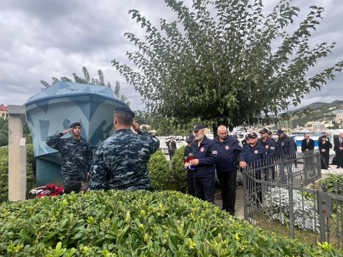 Položeni vijenci povodom 34. obljetnice osnivanja Hrvatske ratne mornarice