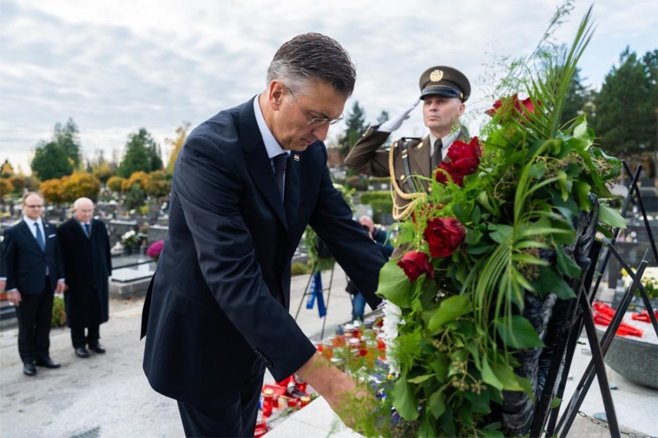 Plenković zapalio svijeće za preminule i hrvatske branitelje