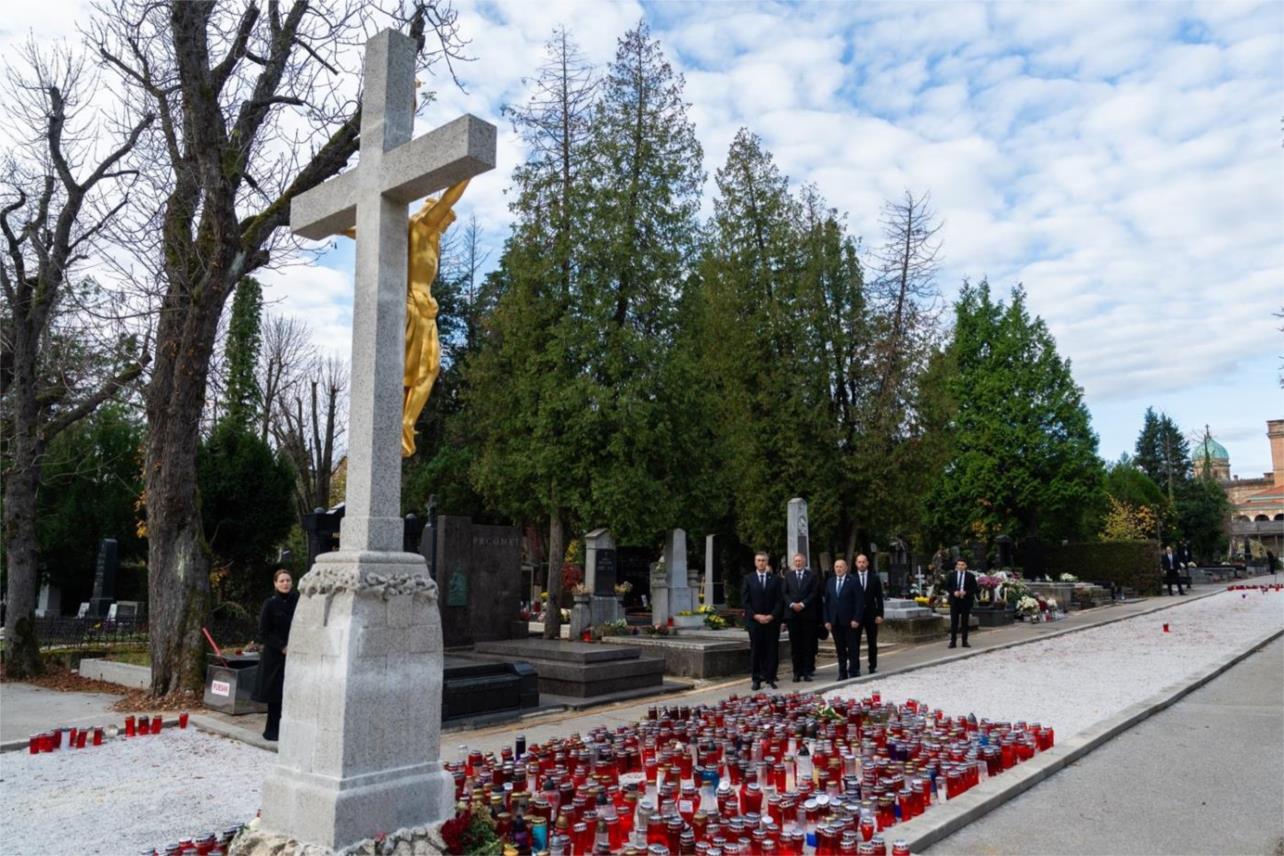 Plenković zapalio svijeće za preminule i hrvatske branitelje