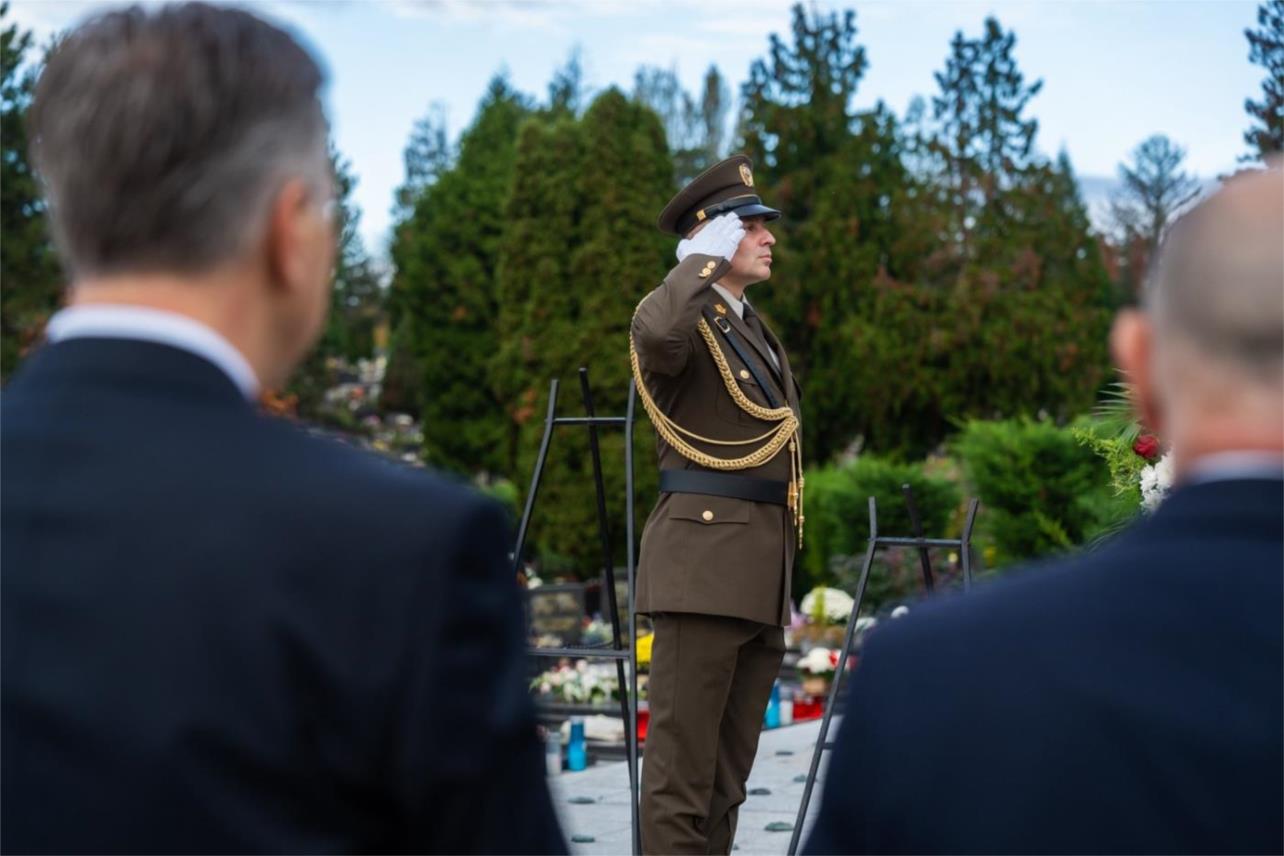 Plenković zapalio svijeće za preminule i hrvatske branitelje