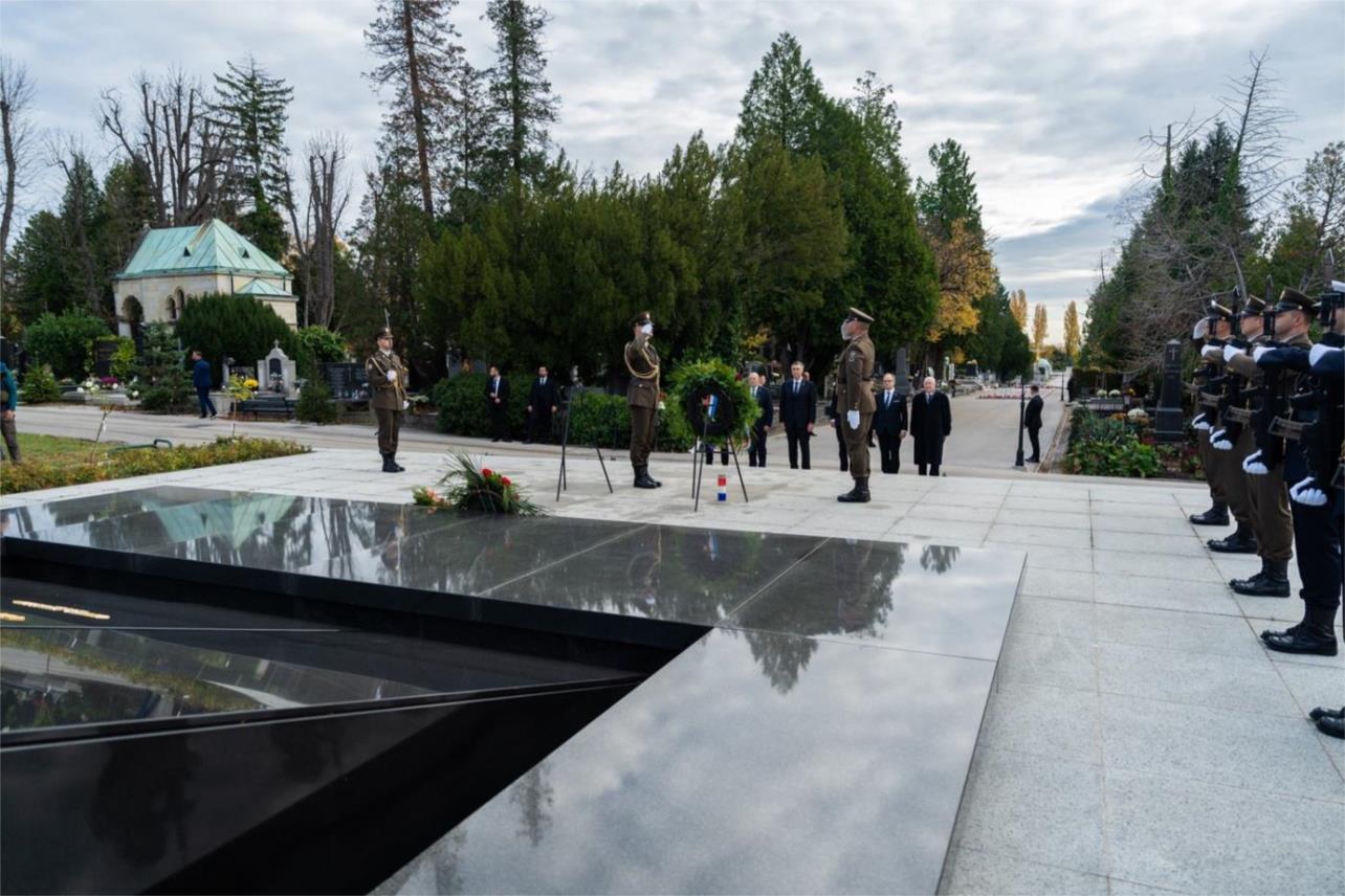 Plenković zapalio svijeće za preminule i hrvatske branitelje