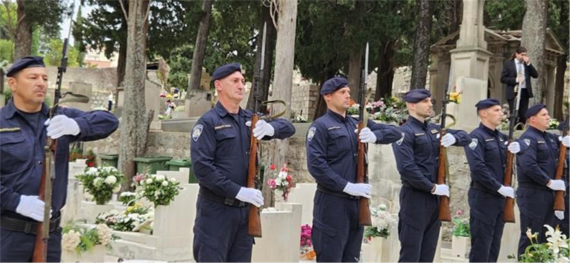 Načelnik Pavličević odaje počast poginulim braniteljima
