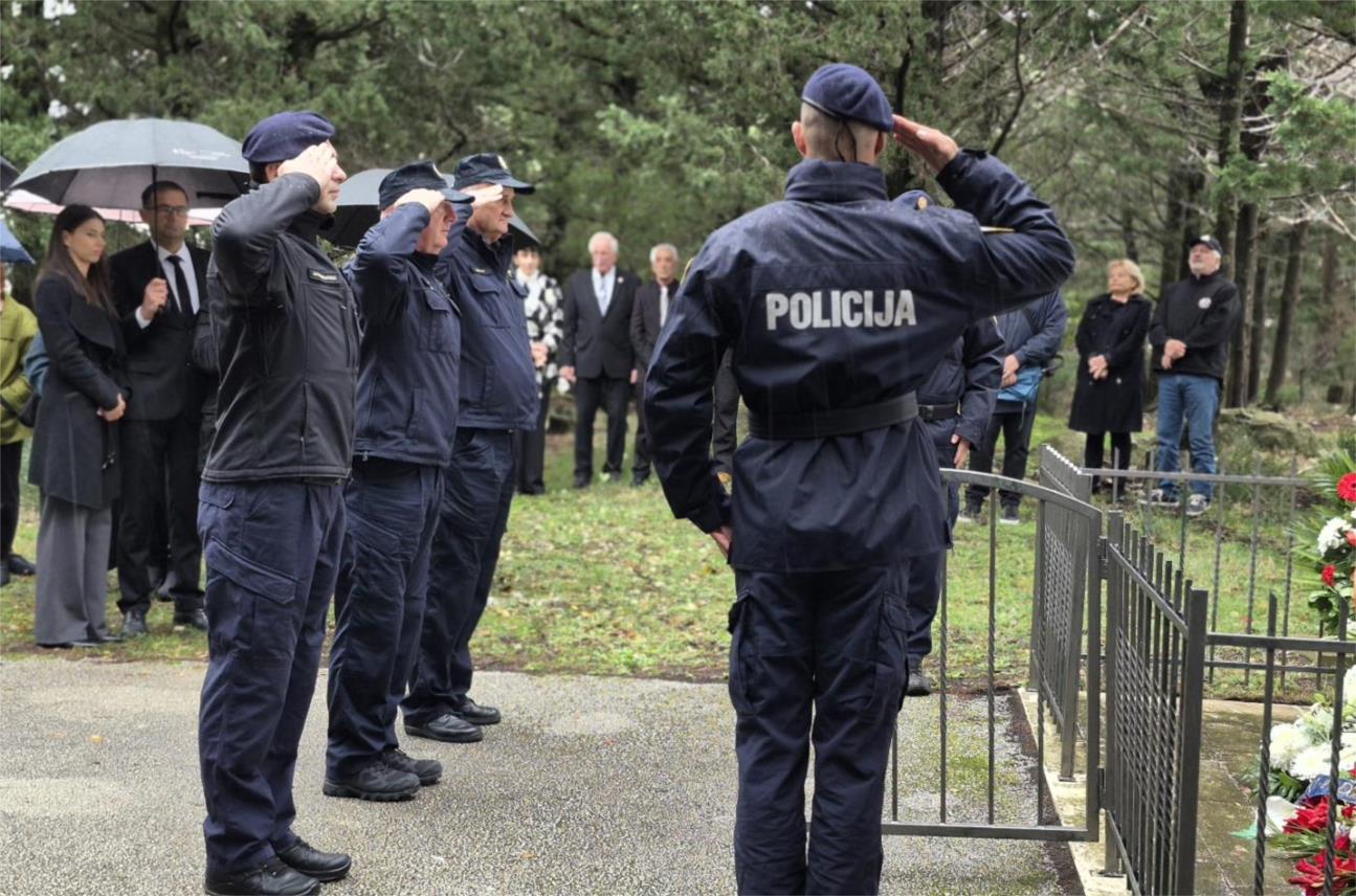 Vijenci položeni za stradale branitelje na Bosanci
