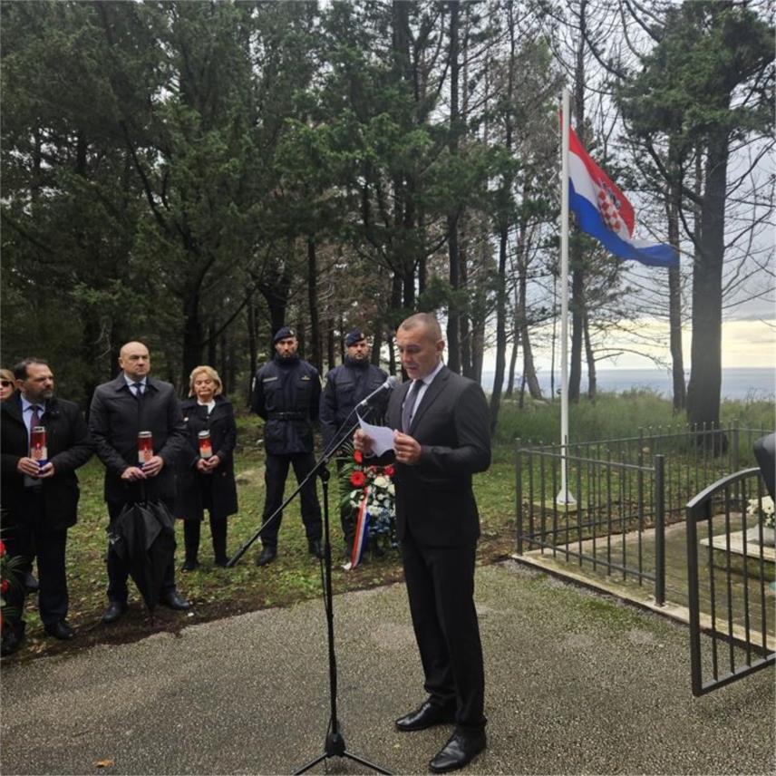 Načelnik Pavličević i suradnici odali počast poginulim braniteljima