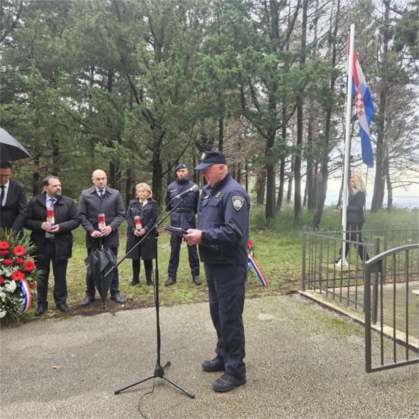 Načelnik Pavličević i suradnici odali počast poginulim braniteljima