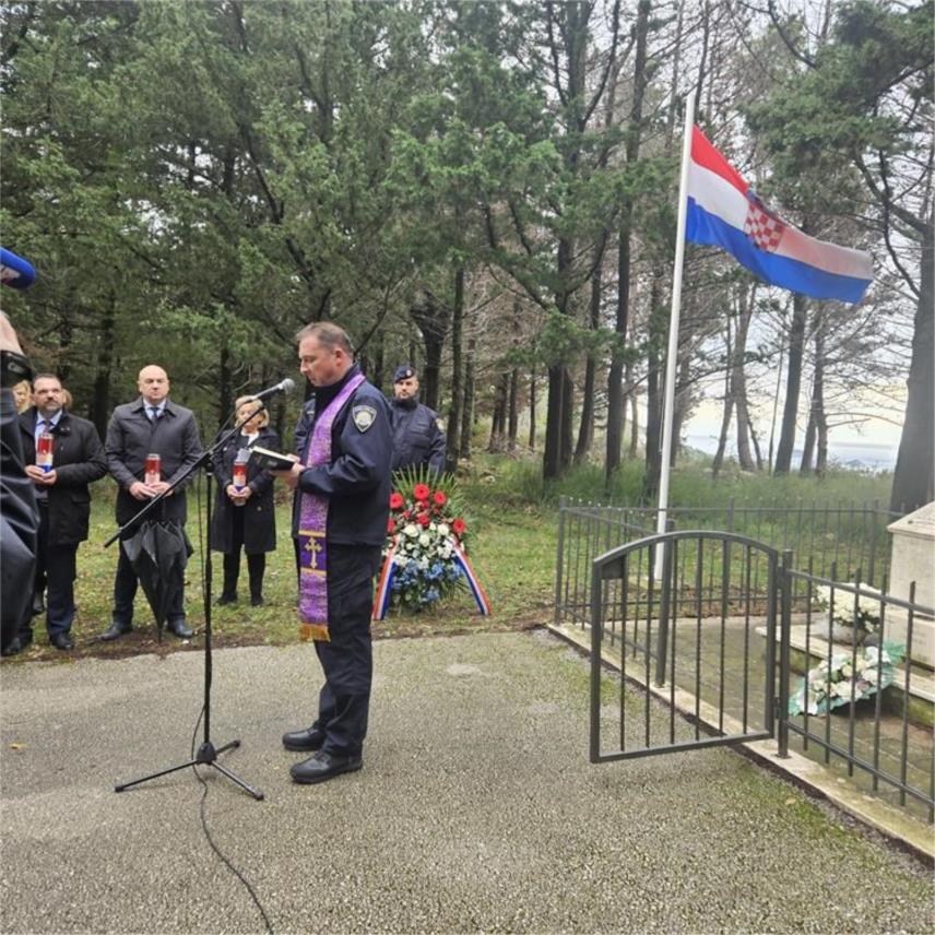 Načelnik Pavličević i suradnici odali počast poginulim braniteljima