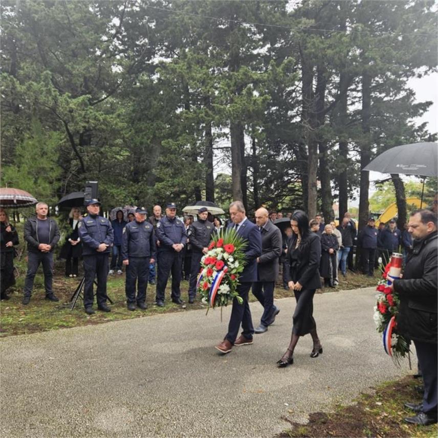 Načelnik Pavličević i suradnici odali počast poginulim braniteljima