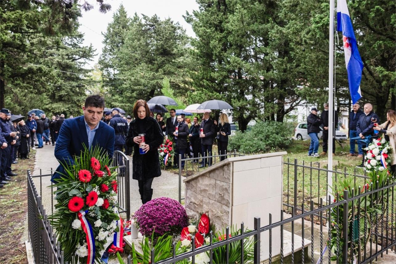 Položeni vijenci za stradale branitelje na Bosanci