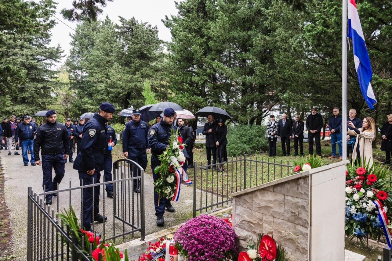 Položeni vijenci za stradale branitelje na Bosanci