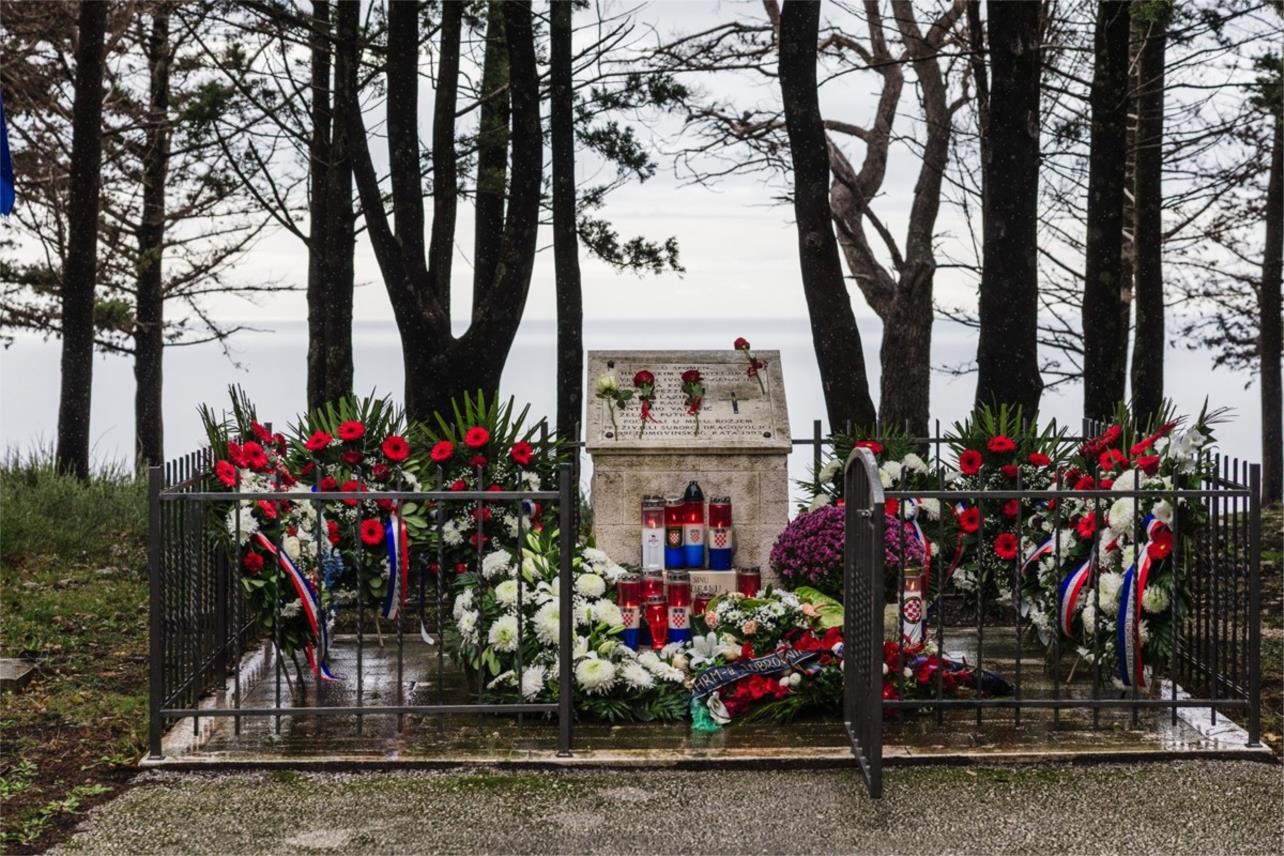 Položeni vijenci za stradale branitelje na Bosanci
