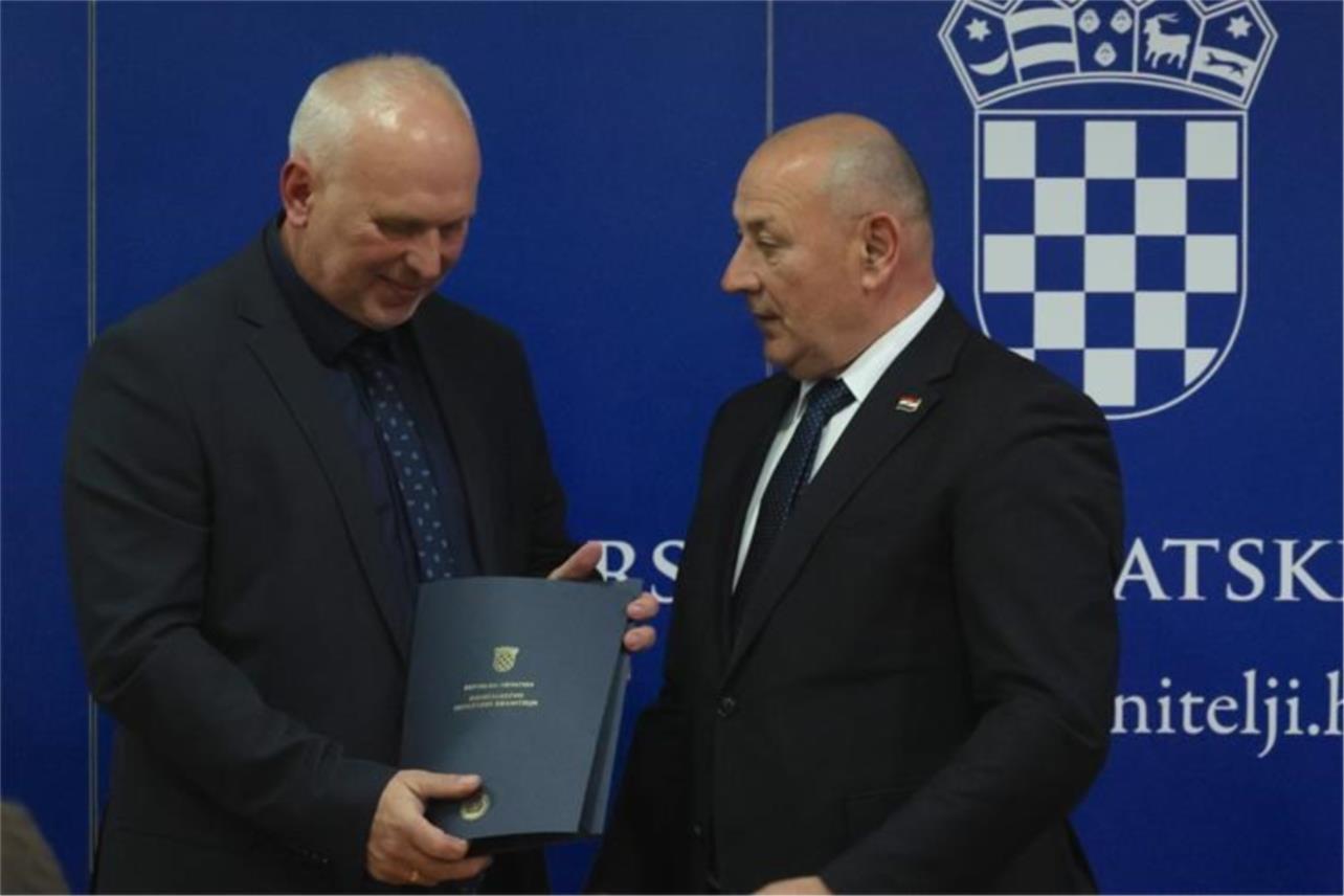 Ministar Medved uručio zahvalnice i ugovore za spomen-park i spomen-sobu