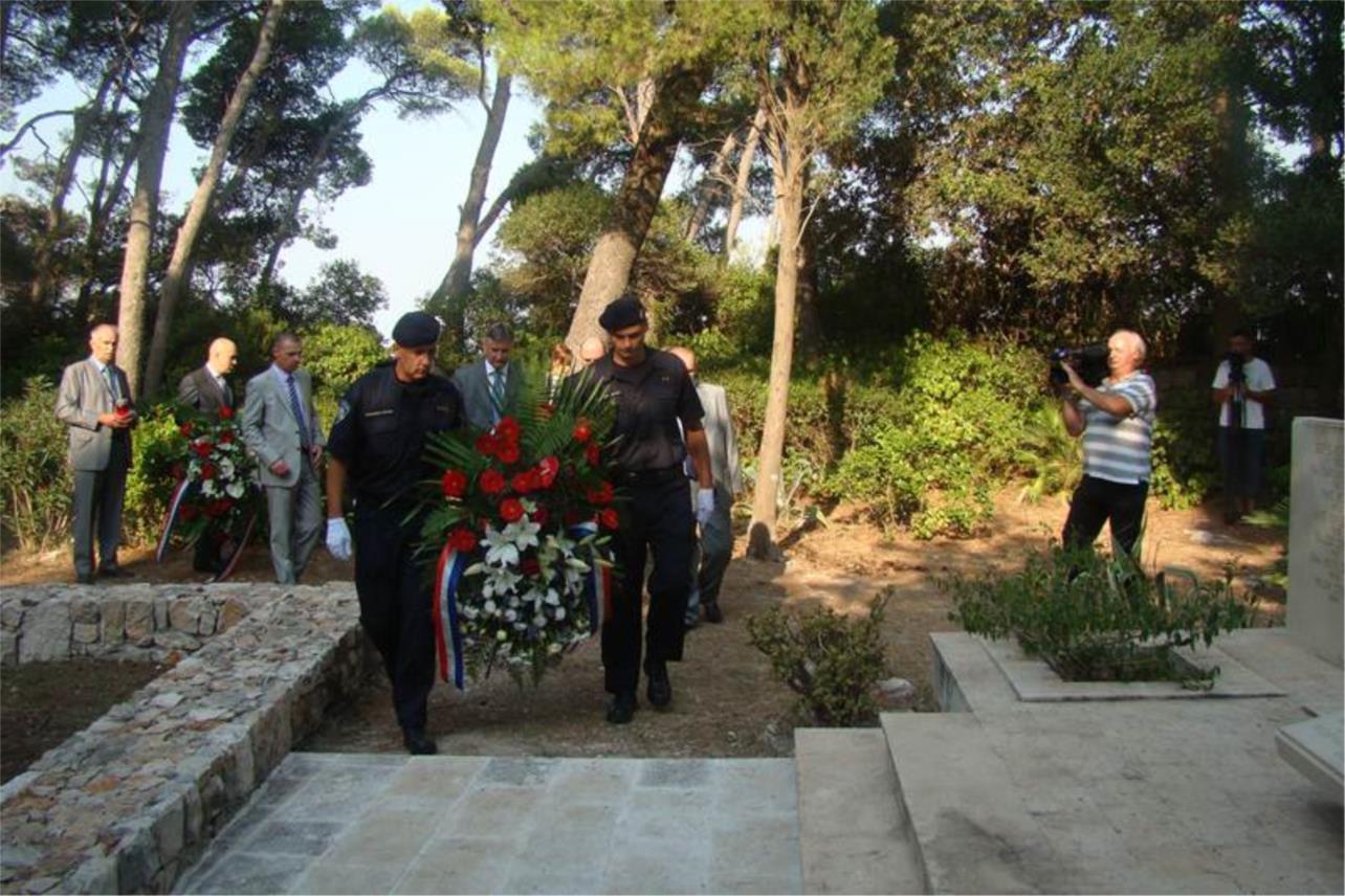 Polaganje vijenaca na Daksi