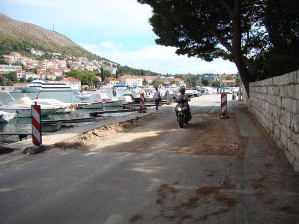 Sanacija vodovodne cijevi na Lapadskoj obali uzrokovala je prometne poteškoće, jer dostava asfalta kasni