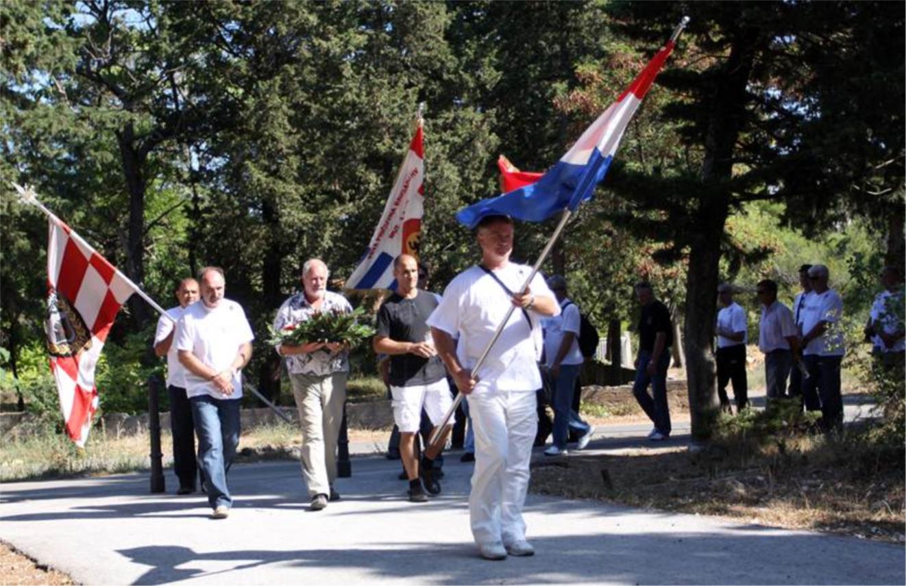 Polaganje vijenaca na Bosanci