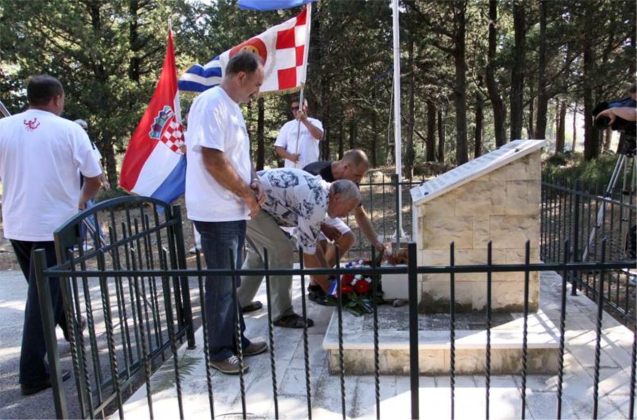 Polaganje vijenaca na Bosanci