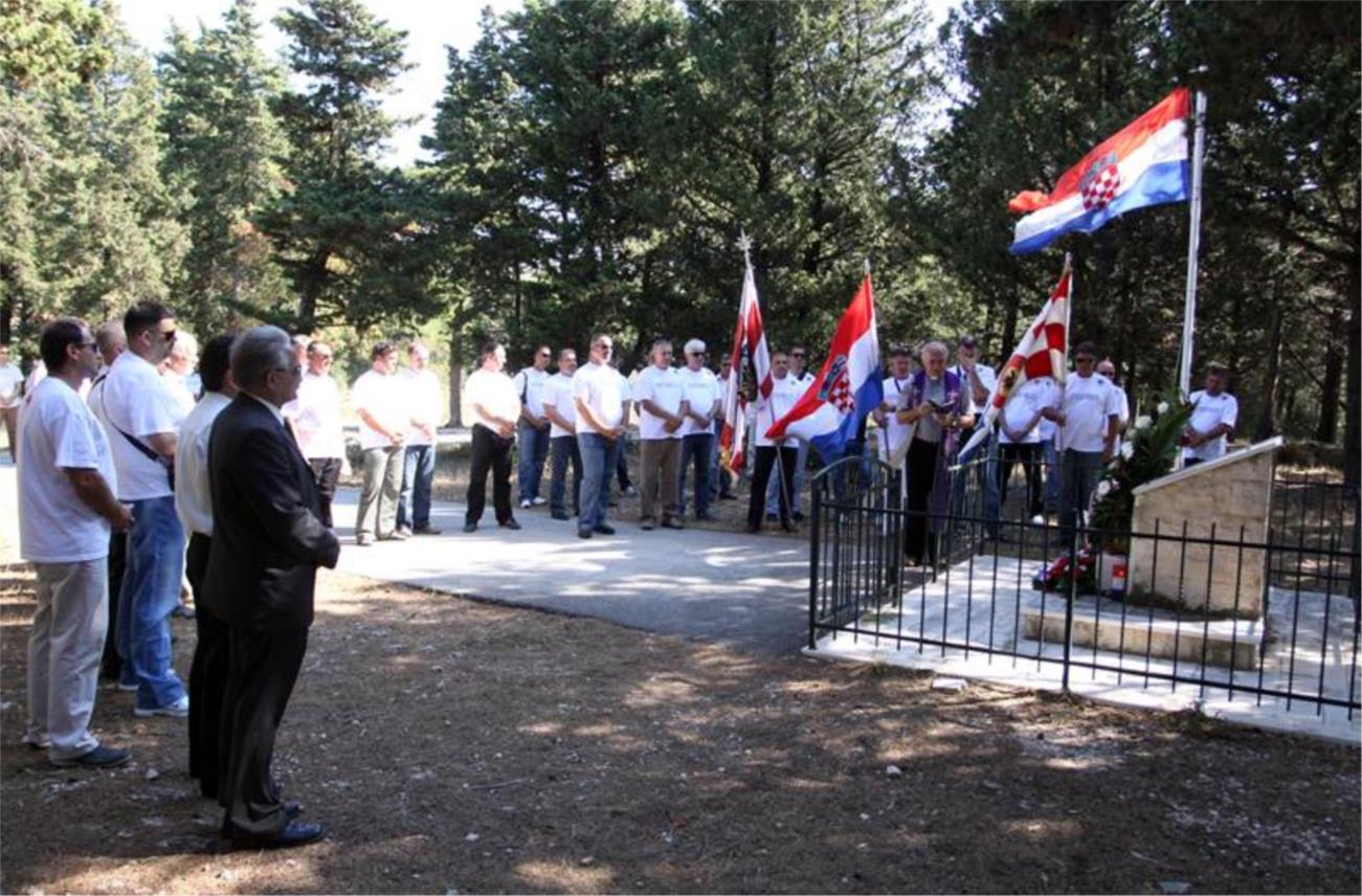 Polaganje vijenaca na Bosanci
