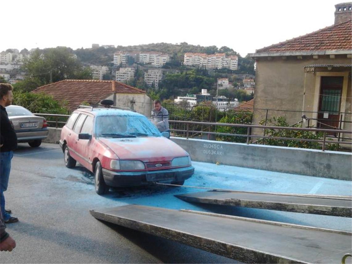 Zapaljeni automobil u ulici Andrije Hebranga