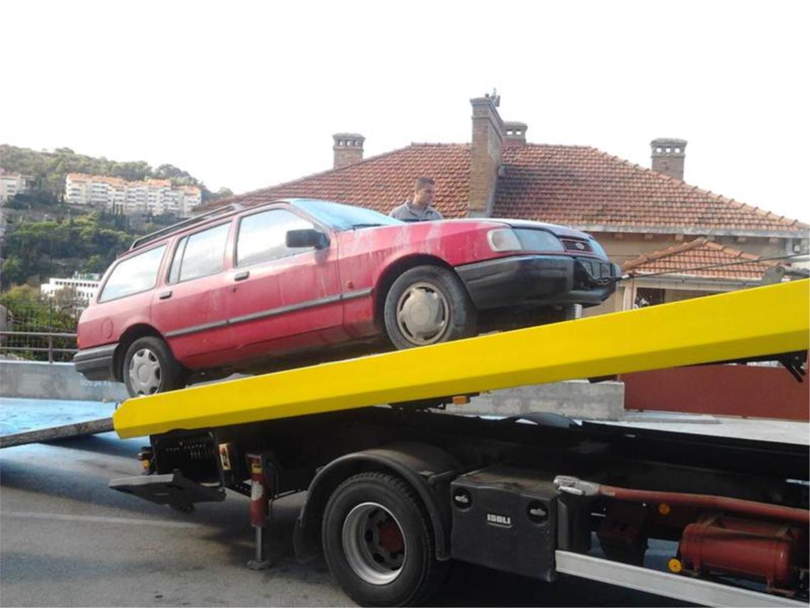 Zapaljeni automobil u ulici Andrije Hebranga