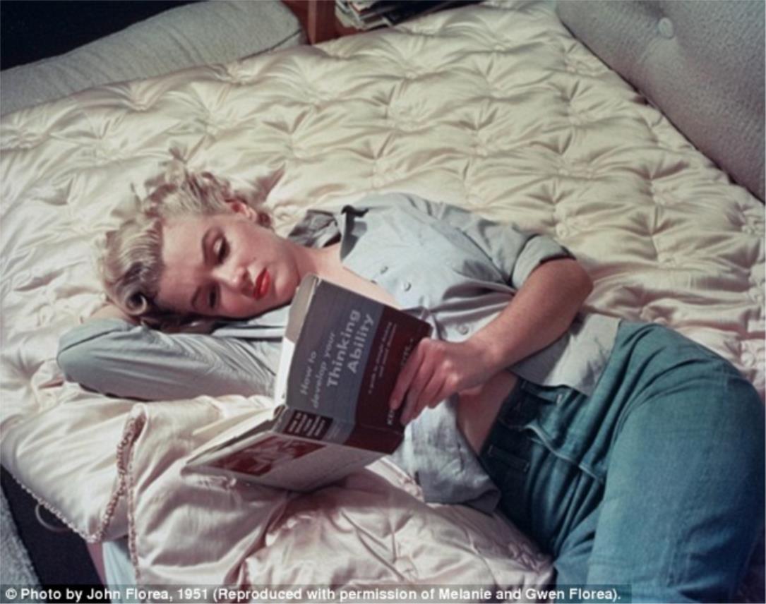 Marilyn Monroe jednako je seksi i u muškoj košulji dok čita knjigu