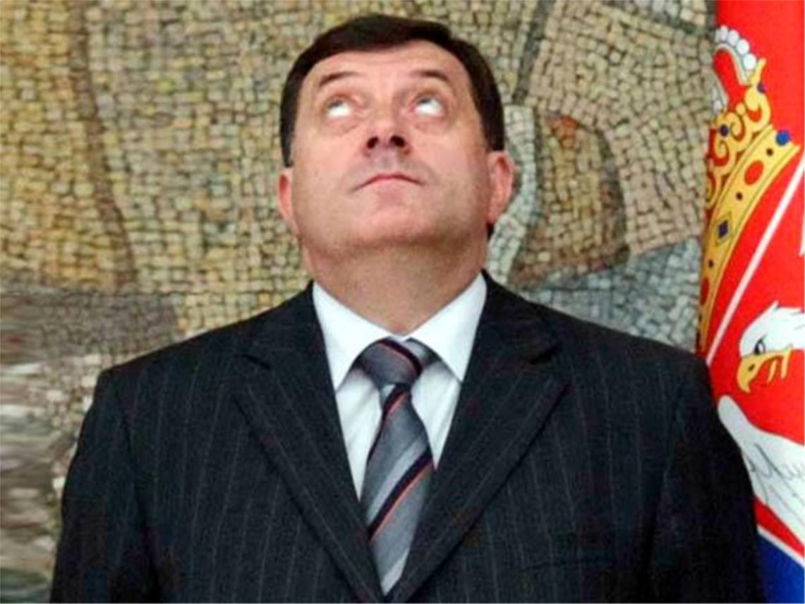 milorad_dodik_gleda_gore.jpg
