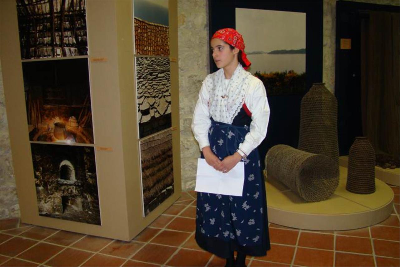 Djevojke, obučene u tradicijsku nošnju recitirale su molitve 