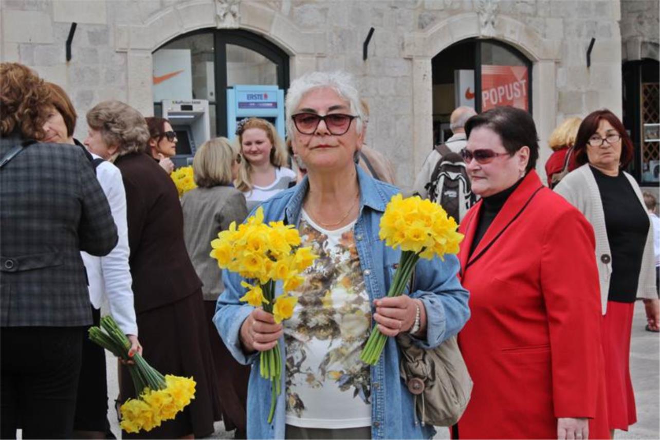 Stradun u znaku narcisa i kamenica 24032012
