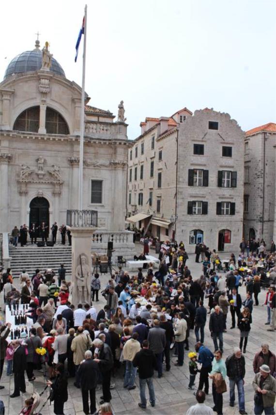 Stradun u znaku narcisa i kamenica 24032012