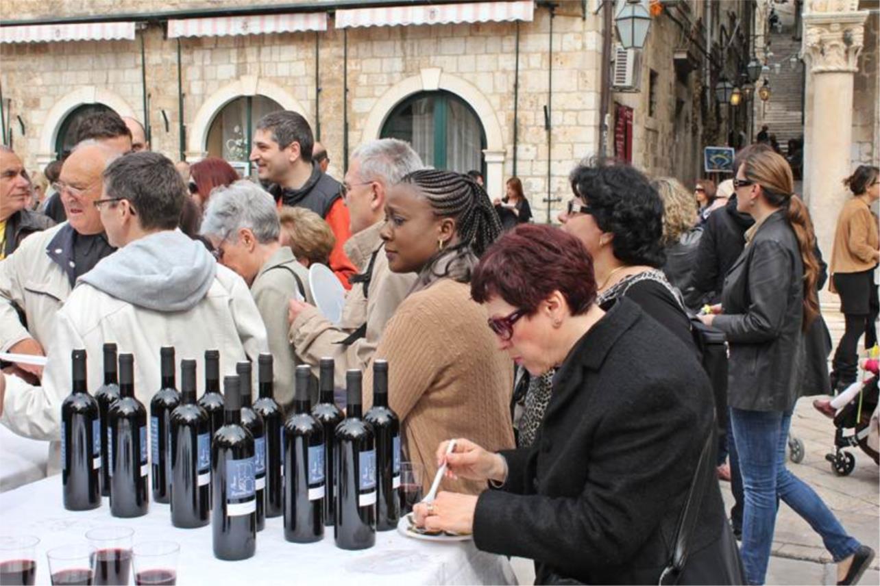 Stradun u znaku narcisa i kamenica 24032012