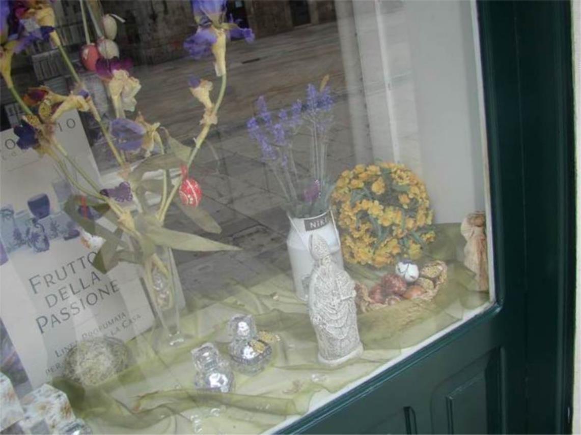 Ukrašavanje izloga za Uskrs 09042012