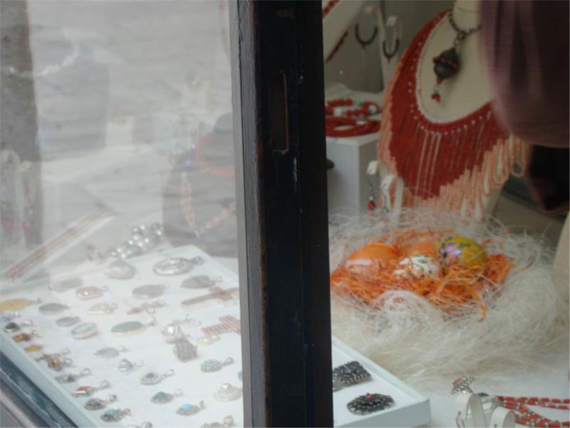 Ukrašavanje izloga za Uskrs 09042012