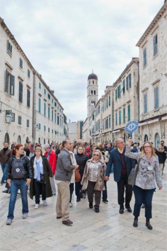 Stradun_turisti