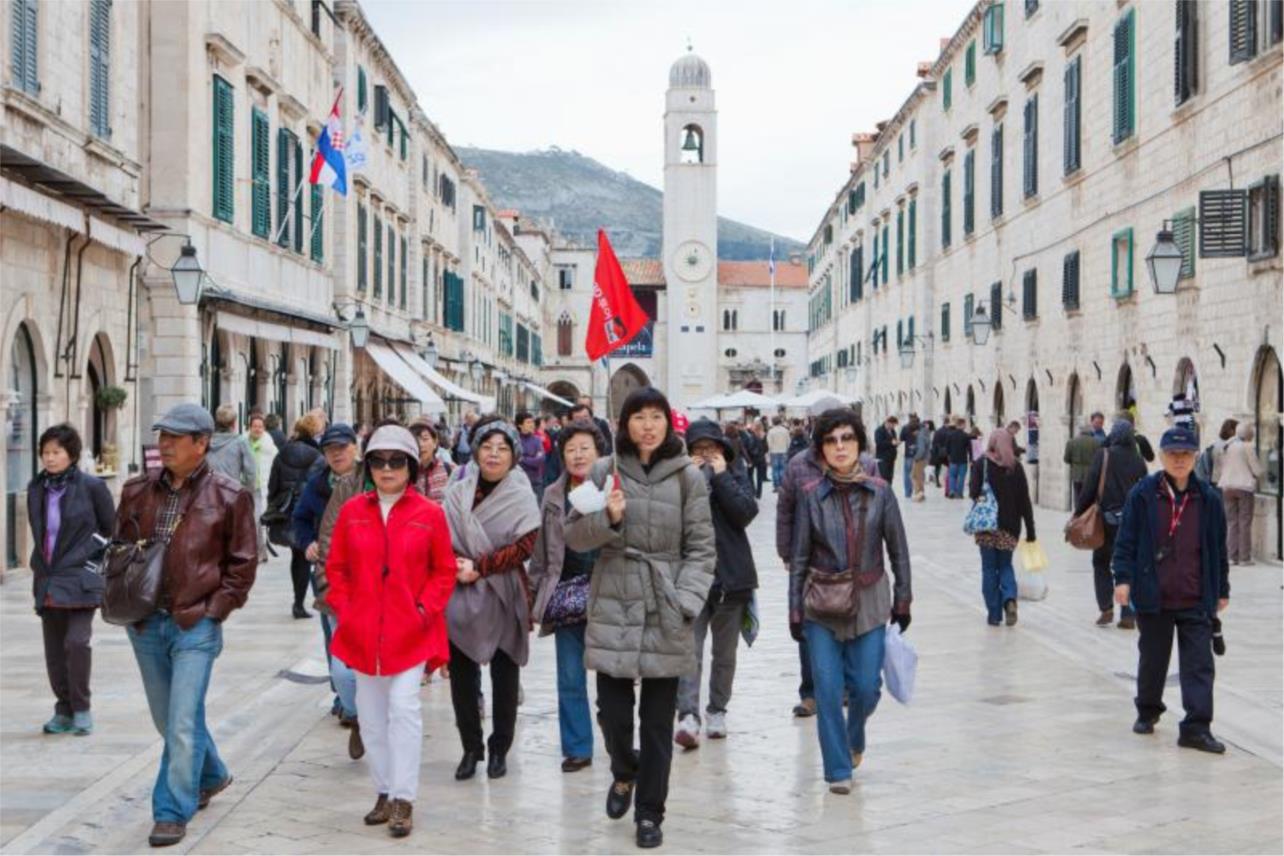 Stradun_turisti