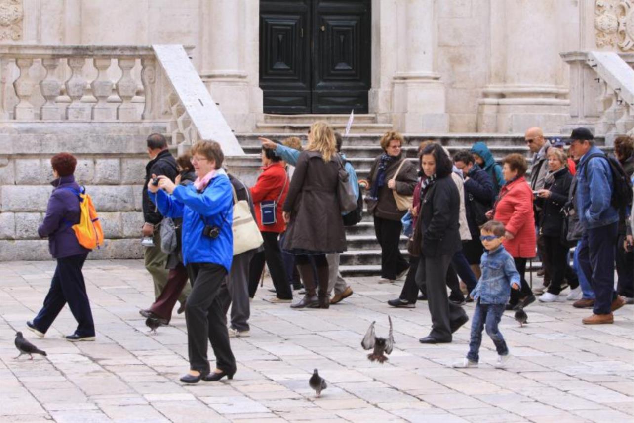 Stradun_turisti