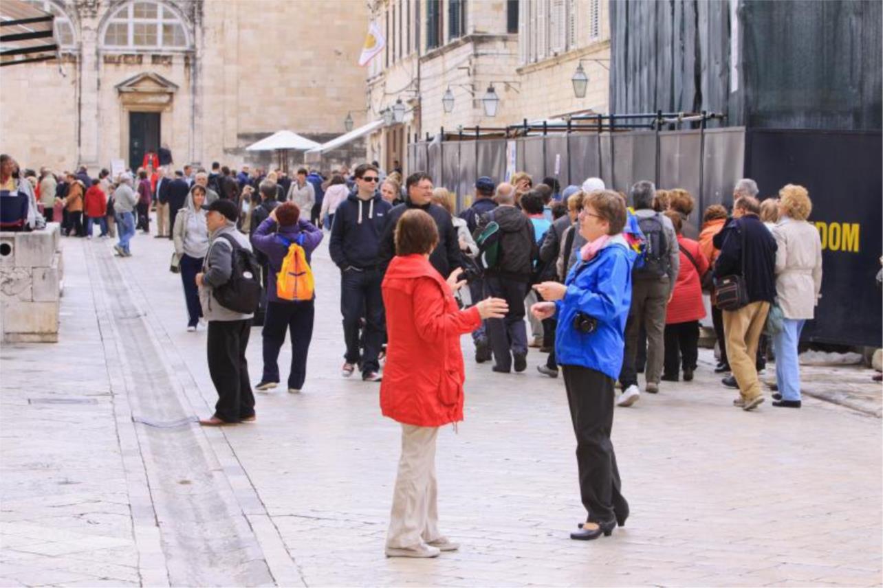 Stradun_turisti