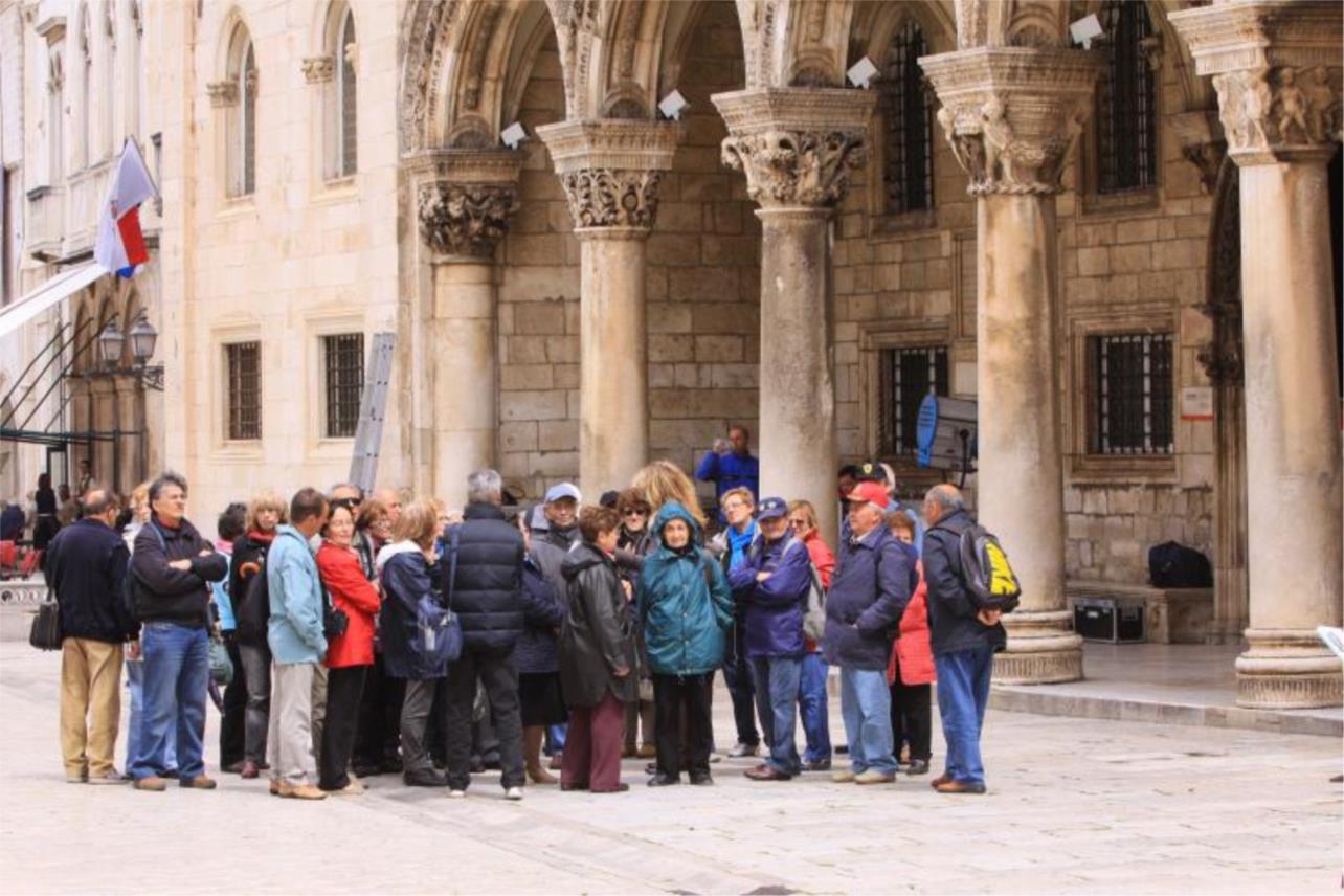Stradun_turisti