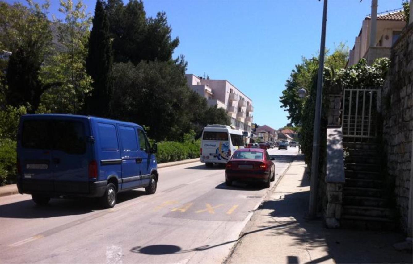 Obitelj Vlahušić parkira nasred ceste