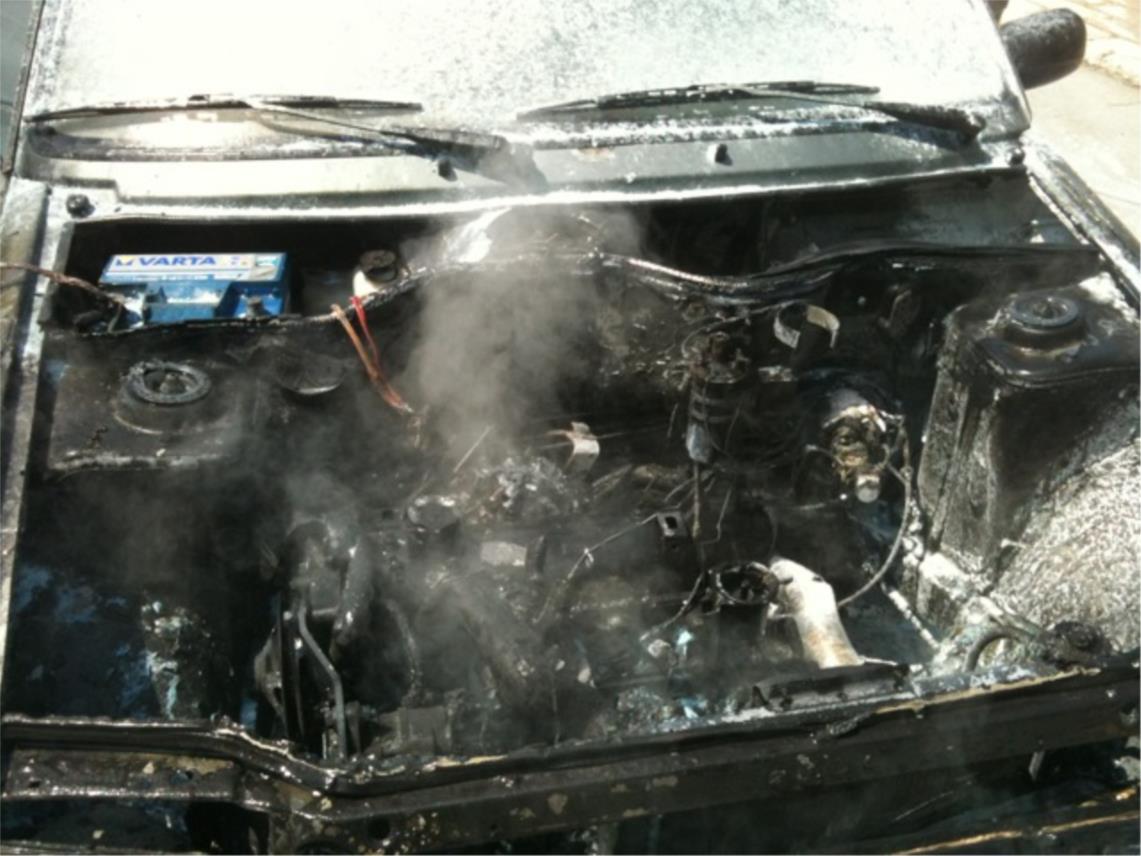 Izgorio automobil ispred zgrade Vodovoda