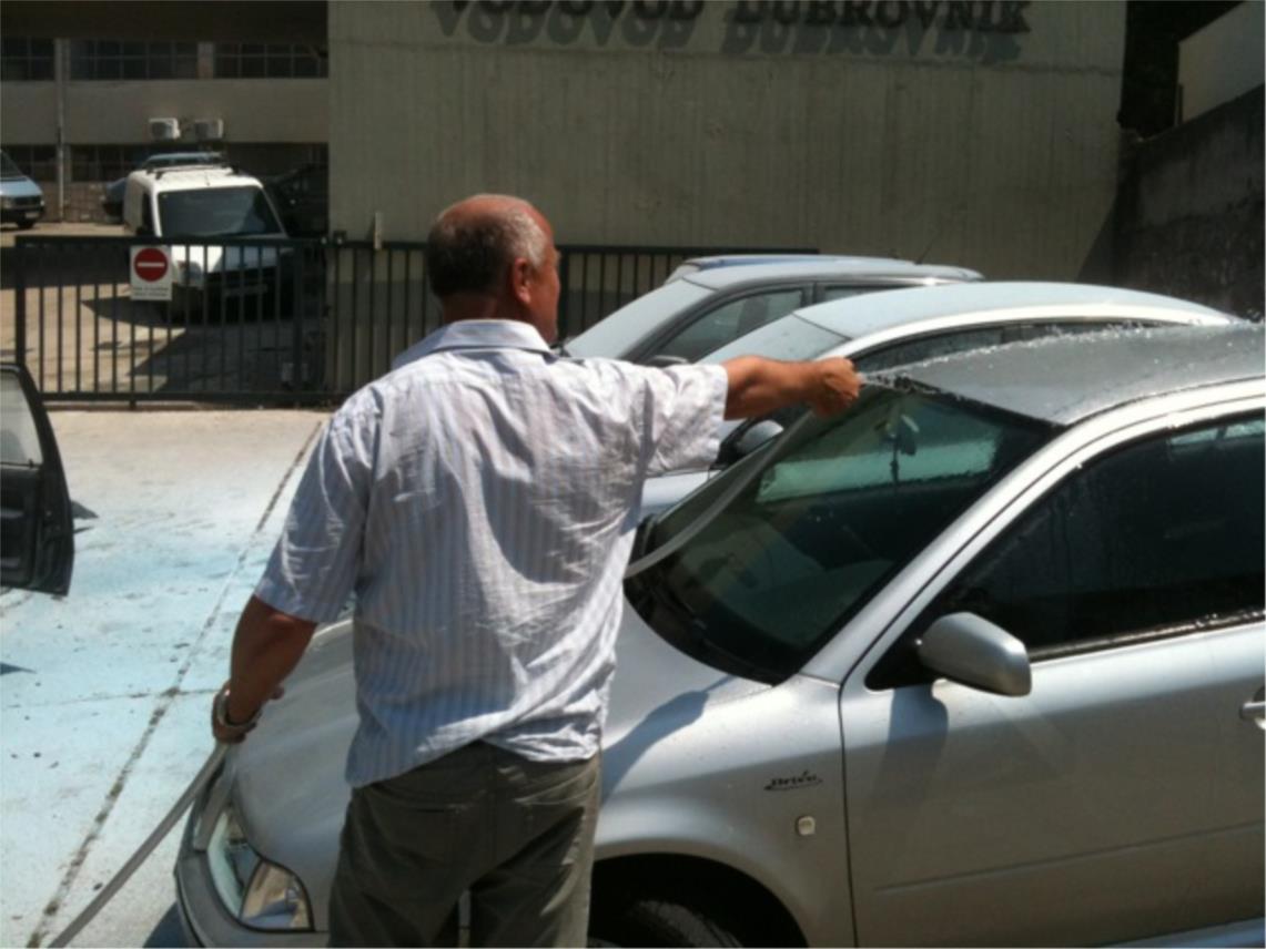 Izgorio automobil ispred zgrade Vodovoda